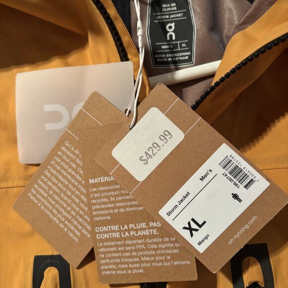 On Running Storm Jacket 🧥🧥 - Picture 4 of 12